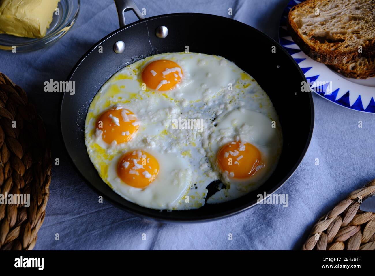 Sunny Side Up uova con formaggio Foto Stock