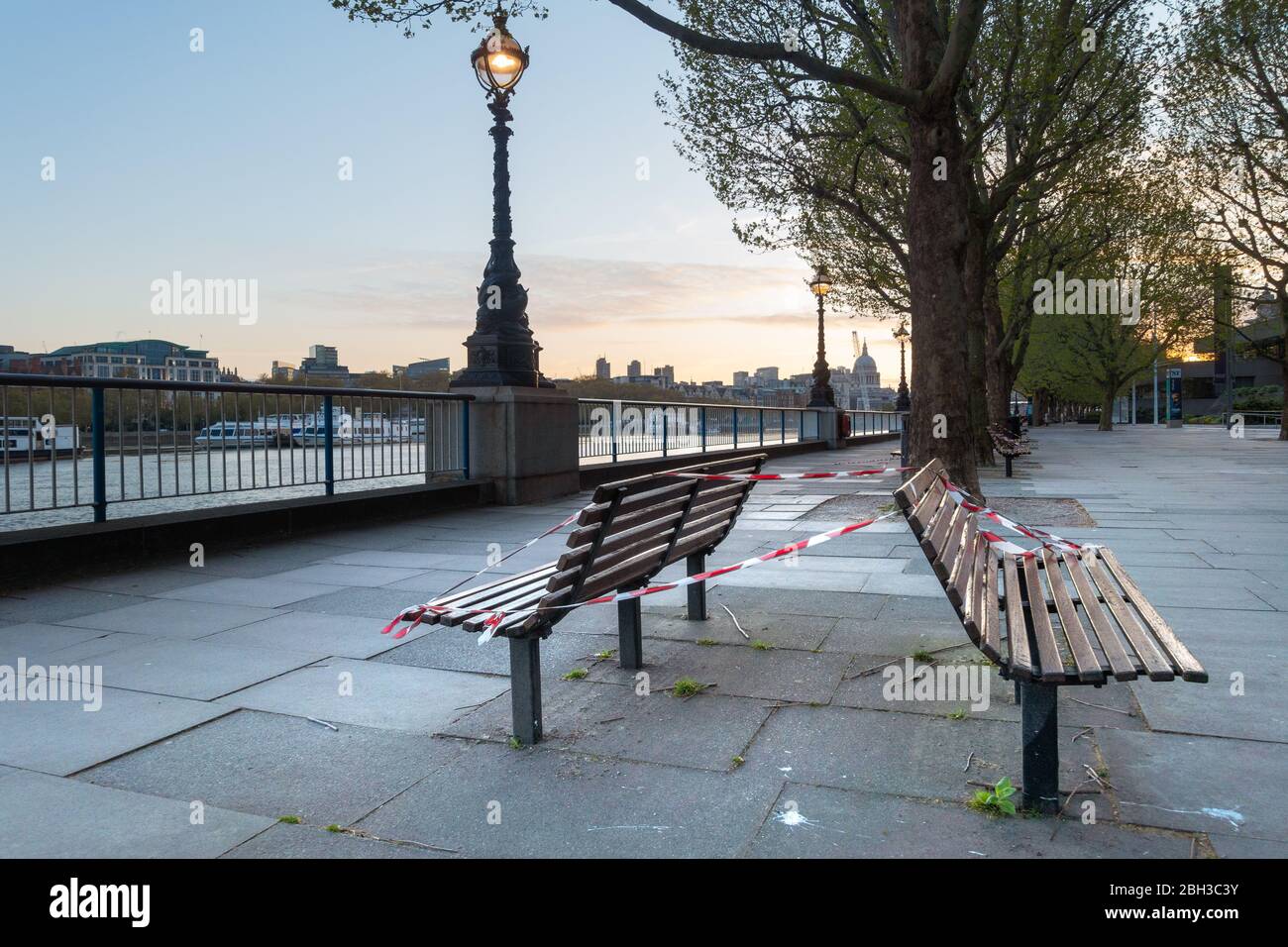 Covid-19 impedisce l'uso di posti a sedere pubblici sulla Southbank a Londra Foto Stock