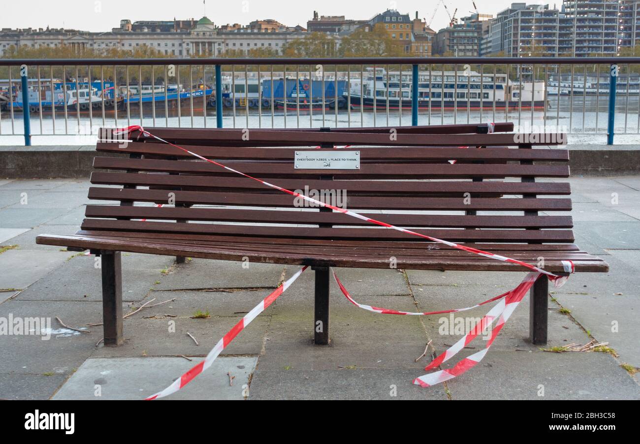Covid-19 impedisce l'uso di posti a sedere pubblici sulla Southbank a Londra Foto Stock