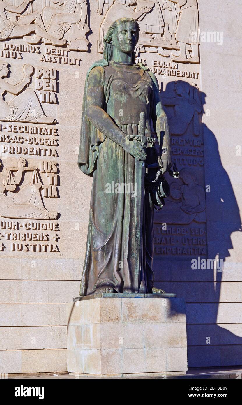 Statua di bronzo della Giustizia, di fronte al Palácio da Justiça, Palazzo di Giustizia, Porto, Portogallo, scultore Leopoldo de Almeida, di Themis, o Giustizia Foto Stock