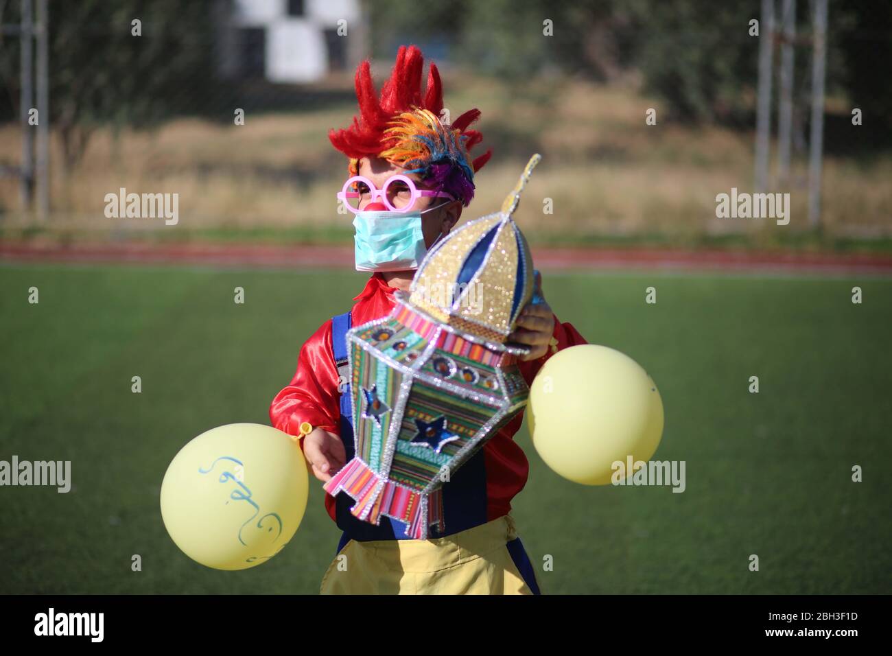 Città di Gaza, striscia di Gaza, Palestina. 23 aprile 2020. Clown Hold Lanterna Ramadan a Gaza città, i musulmani inizierà il Ramadan alba-a-tramonto veloce il Venerdì Credit: Hassan Jedi/Quds Net News/ZUMA Wire/Alamy Live News Foto Stock