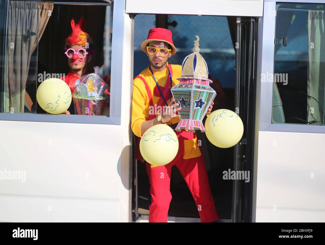 Città di Gaza, striscia di Gaza, Palestina. 23 aprile 2020. Clown Hold Lanterna Ramadan a Gaza città, i musulmani inizierà il Ramadan alba-a-tramonto veloce il Venerdì Credit: Hassan Jedi/Quds Net News/ZUMA Wire/Alamy Live News Foto Stock