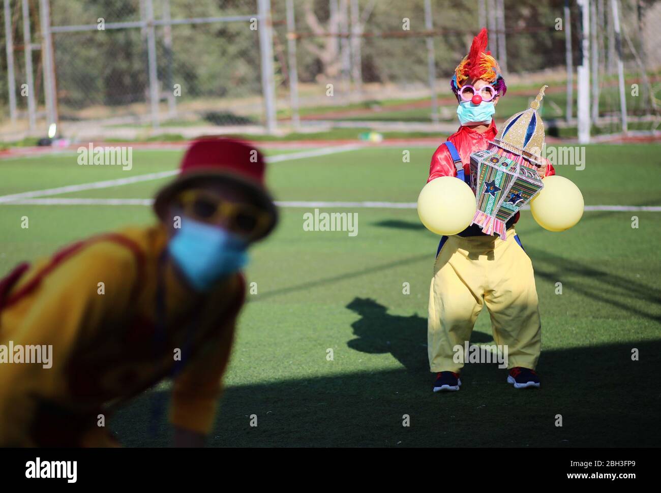 Città di Gaza, striscia di Gaza, Palestina. 23 aprile 2020. Clown Hold Lanterna Ramadan a Gaza città, i musulmani inizierà il Ramadan alba-a-tramonto veloce il Venerdì Credit: Hassan Jedi/Quds Net News/ZUMA Wire/Alamy Live News Foto Stock