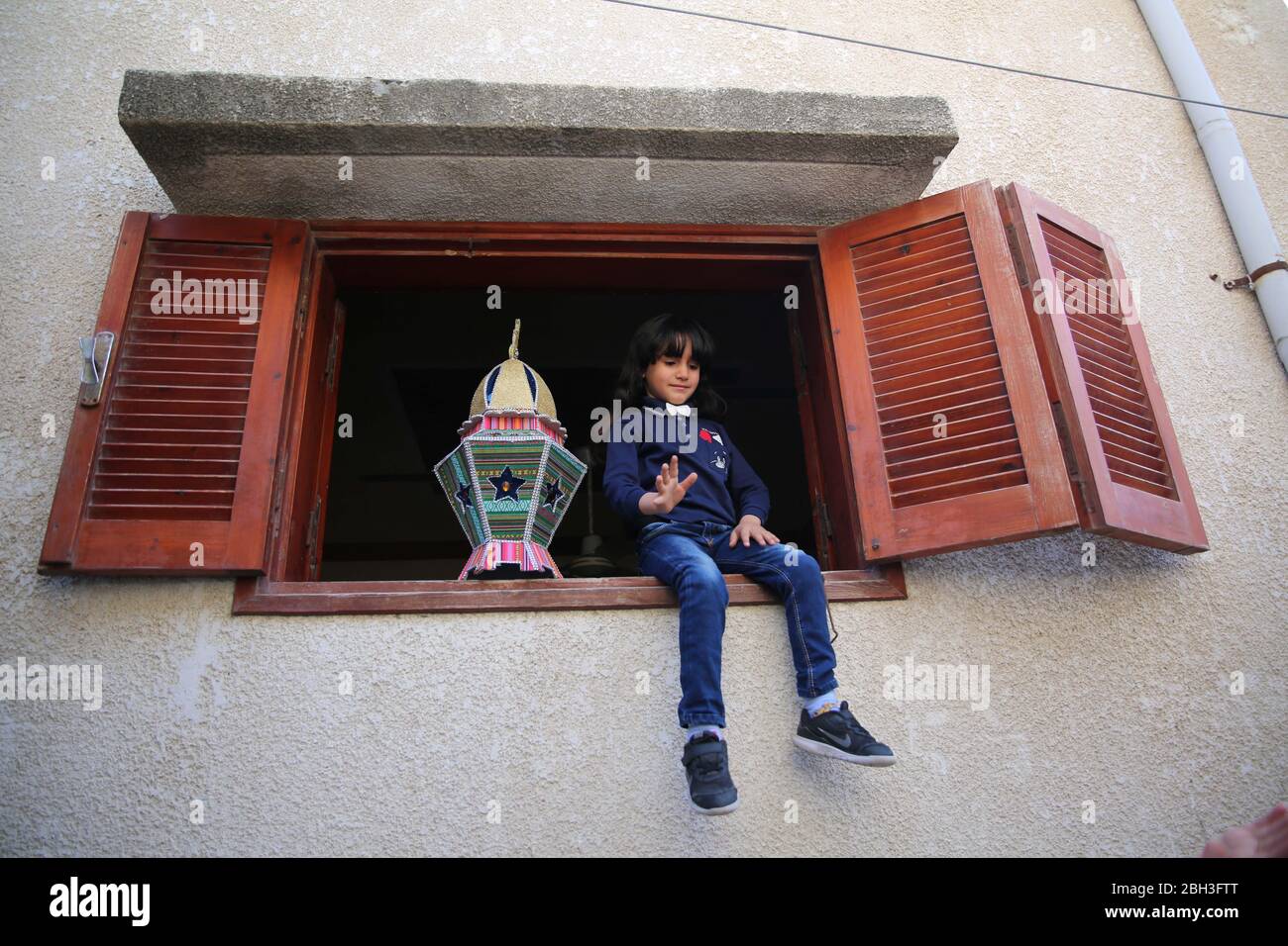 Città di Gaza, striscia di Gaza, Palestina. 23 aprile 2020. Lanterna Ramadan a Gaza, i musulmani inizieranno il Ramadan dall'alba al tramonto il venerdì Credit: Hassan Jedi/Quds Net News/ZUMA Wire/Alamy Live News Foto Stock
