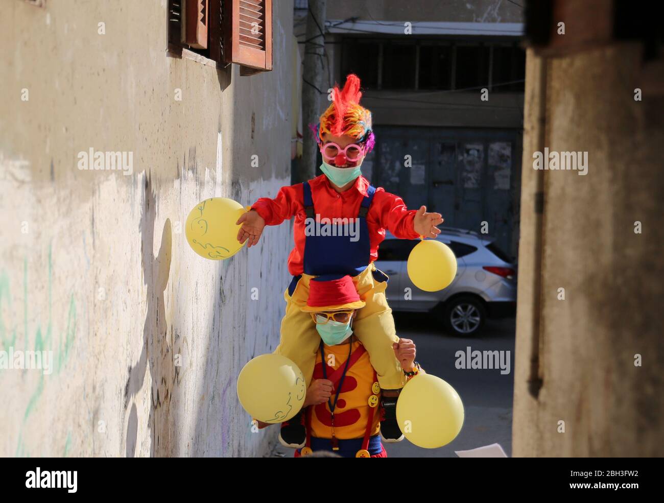 Città di Gaza, striscia di Gaza, Palestina. 23 aprile 2020. Clown a Gaza, i musulmani inizieranno il Ramadan dall'alba al tramonto velocemente il Venerdì Credit: Hassan Jedi/Quds Net News/ZUMA Wire/Alamy Live News Foto Stock