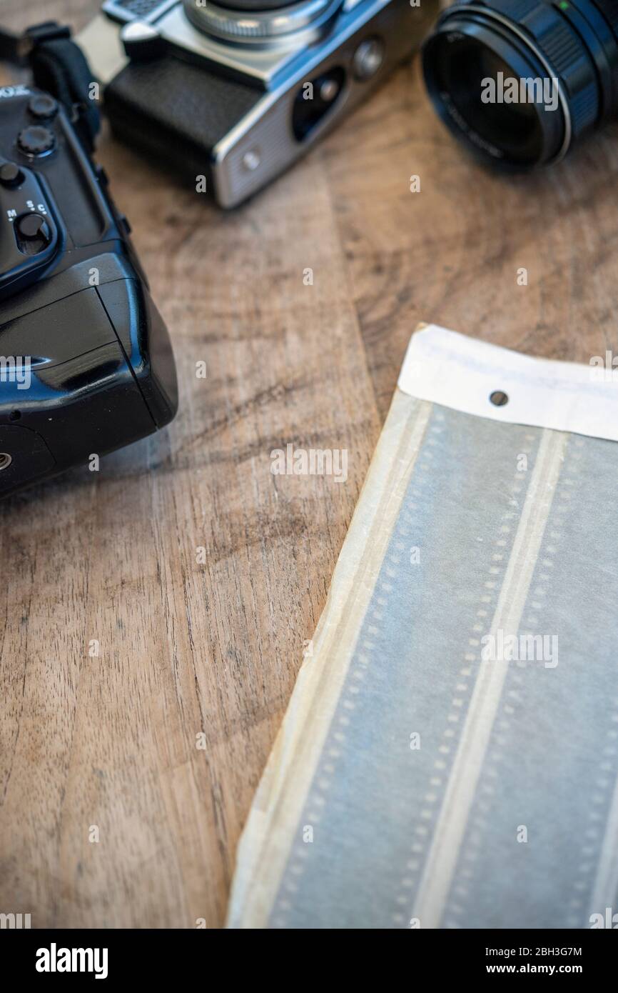 Vecchie fotocamere con negativi per i film Foto Stock