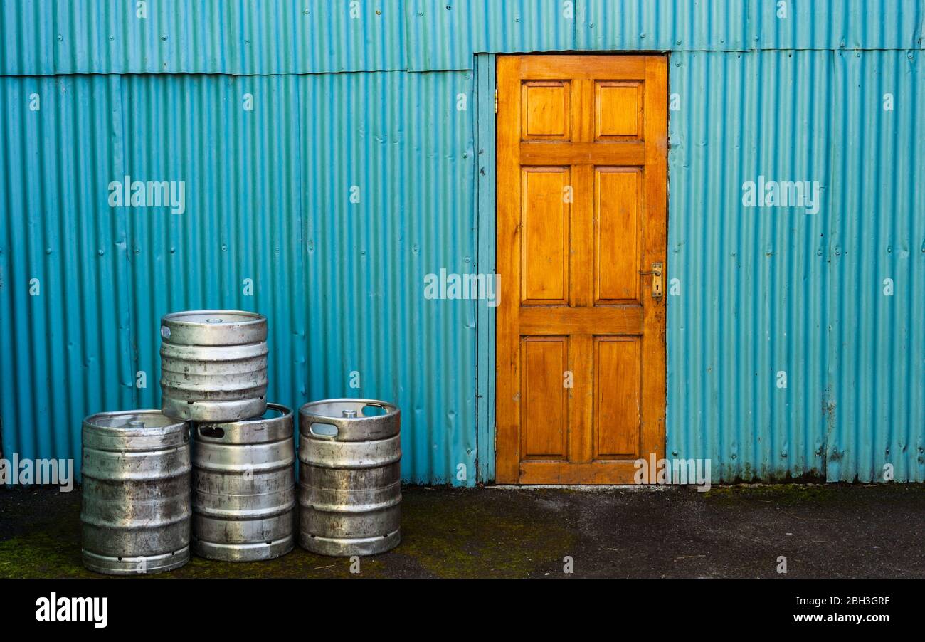 I barili di birra fuori dal retro del vecchio pub rurale irlandese Foto Stock