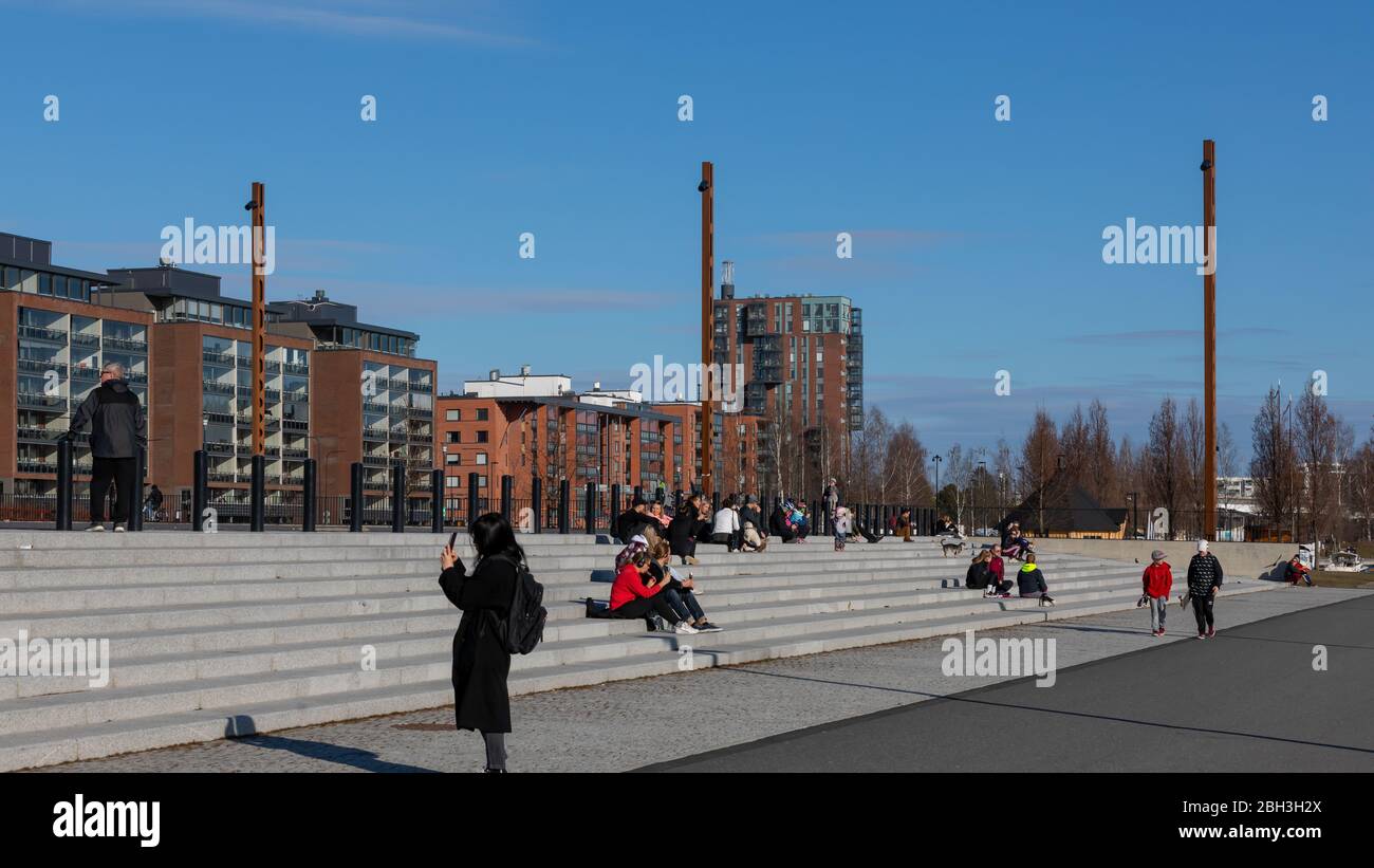 Il lungomare di Lutakko sta diventando un luogo popolare dove rilassarsi con il bel tempo. La gente gode il sole dopo un lungo e scuro inverno finlandese. Foto Stock