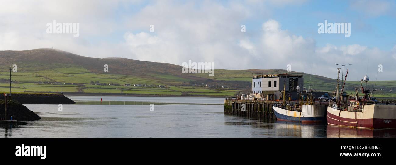 Dingle, Irlanda - 11 marzo 2017: Pescherecci da traino attraccati nel porto di Dingle sulla costa occidentale dell'Irlanda. Foto Stock