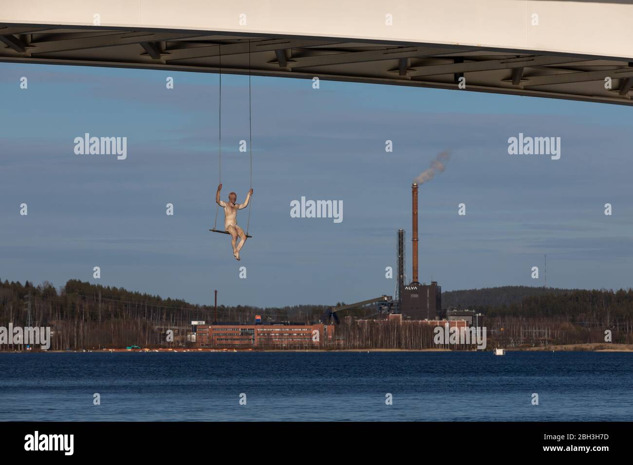 'L'uomo che covava' è appeso sotto un ponte a Jyväskylä. Originariamente la statua faceva parte di un festival d'arte ma si decise di renderla permanente. Foto Stock