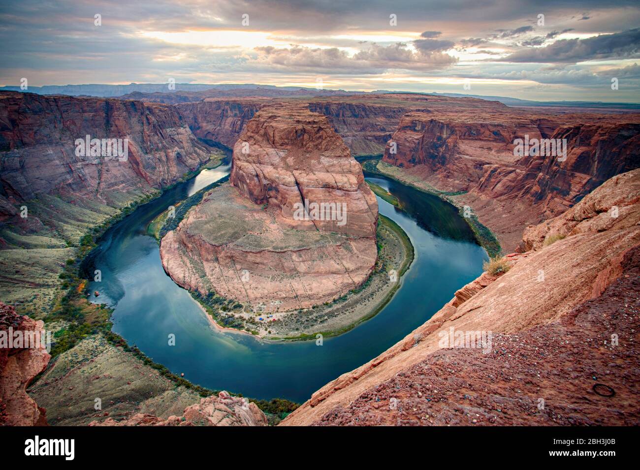 Vista panoramica dell'Horseshoe Bend, una svolta a 270 gradi sul fiume Colorado a Glen Canyon dal punto panoramico nella Glen Canyon National Recreation Area vicino a Page, Arizona. Foto Stock