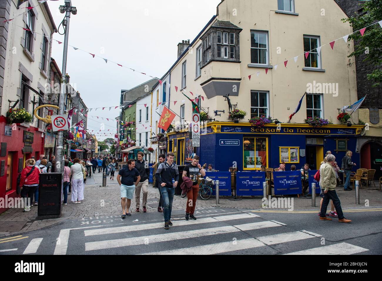 GALWAY, IRLANDA - 21 GIUGNO 2017: Passeggiata attraverso Quay Street nella popolare zona del quartiere Latino della città di Galway, Irlanda. Foto Stock