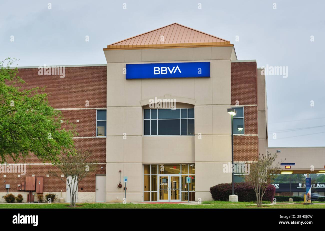 BBVA Bank esterno a Houston, Texas. Una holding bancaria, controllata dalla multinazionale spagnola Banco Bilbao Vizcaya Argentaria. Foto Stock