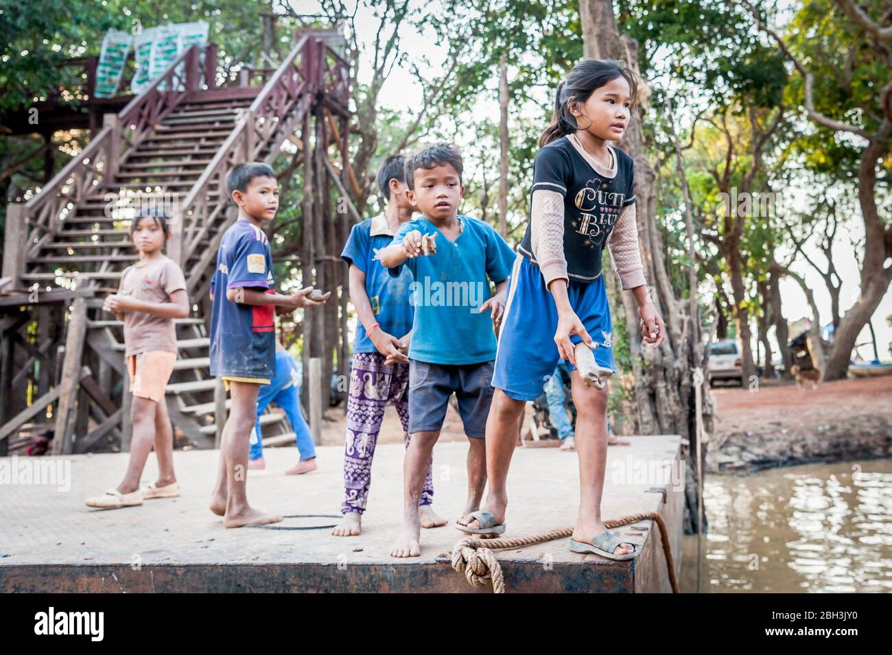 I bambini locali cercano di vendere sculture di animali ai turisti al villaggio galleggiante di Tonle SAP, Kampong Phluk, Siem Reap Province, Cambogia. Foto Stock