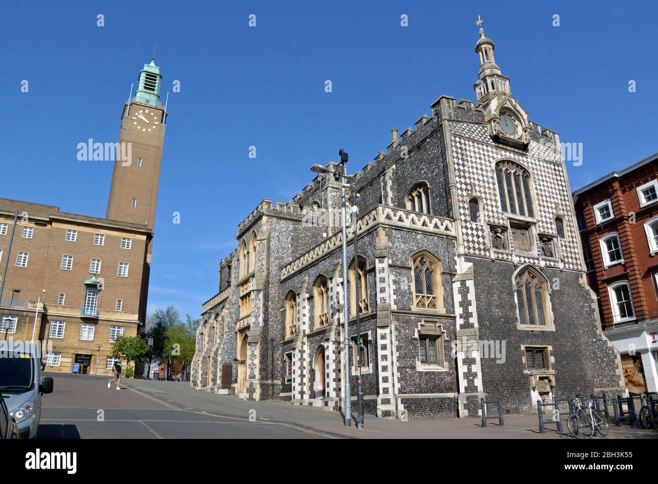 Norwich Guildhall, Norfolk, Regno Unito, con la torre dell'orologio del Municipio oltre Foto Stock