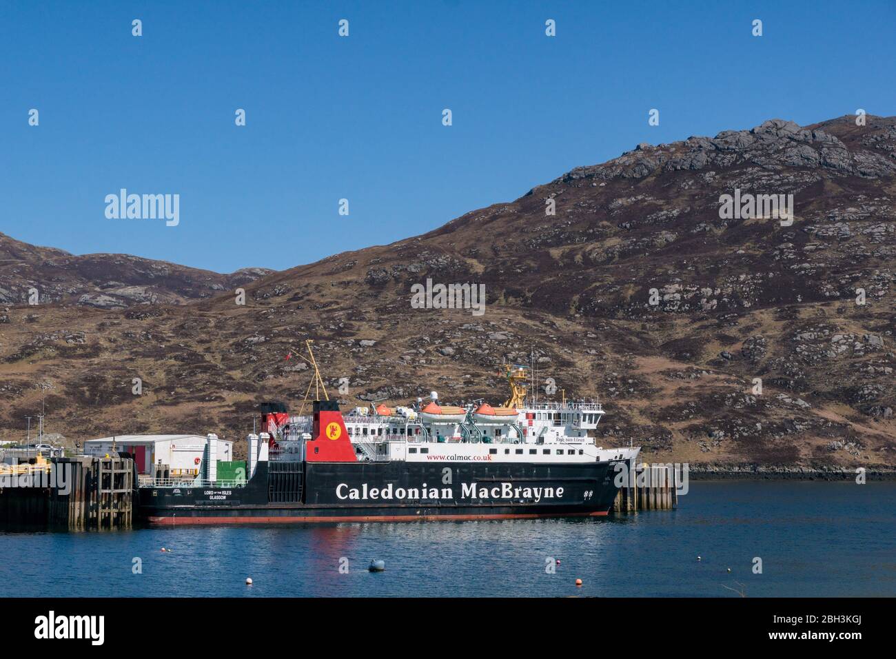 Caledonian MacBrayne, Calmac traghetto di linea di salvataggio Signore delle isole ormeggiate a Lochboisdale, Isola di Uist del Sud, Ebridi esterne, Isole occidentali, Scozia, Regno Unito Foto Stock