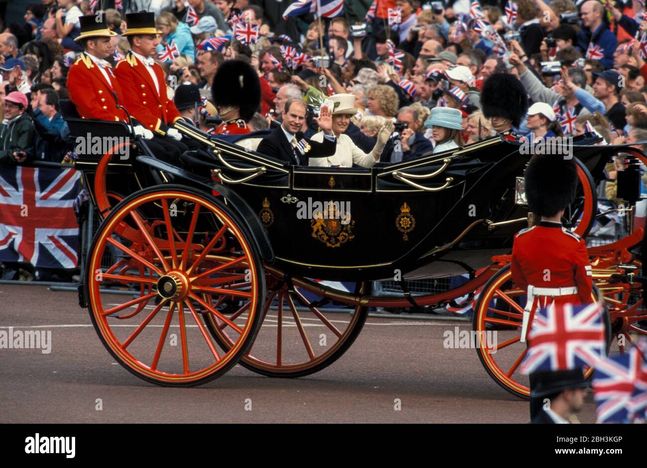 4th giugno 2002 - il Principe Edoardo, Sophie Contessa di Wessex e la Principessa Eugenie lasciano Buckingham Palace durante la parata del Giubileo d'oro della Regina Elisabetta a Londra, Regno Unito Foto Stock