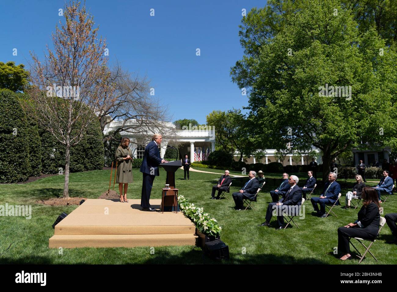 Washington, Stati Uniti d'America. 22 aprile 2020. Washington, Stati Uniti d'America. 22 aprile 2020. Il presidente degli Stati Uniti Donald Trump si rivolge alle osservazioni mentre First Lady Melania Trump guarda, durante una cerimonia di piantagione di alberi in onore della Terra e Arbor Day sul prato meridionale della Casa Bianca 22 aprile 2020 a Washington, DC. Credit: Andrea Hanks/White House Photo/Alamy Live News Foto Stock