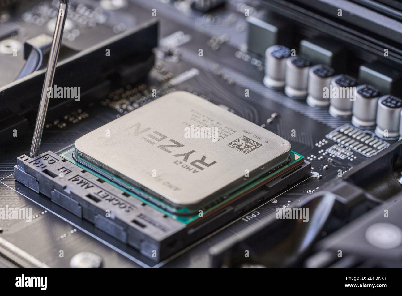 Moscow Russia 03.25.2020 il processore AMD Ryzen è installato sulla scheda madre Foto Stock