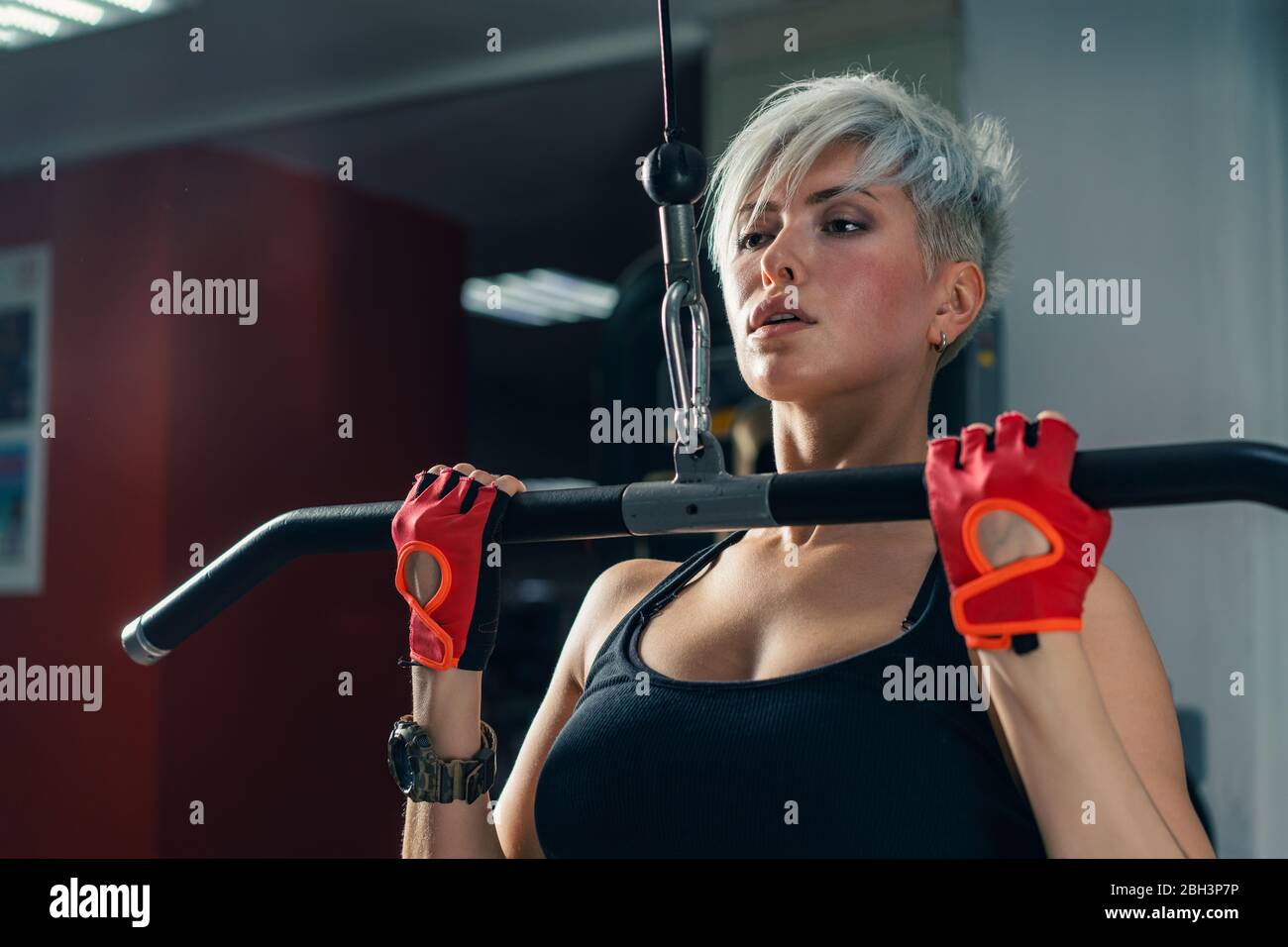 Bella muscolare di montare donna esercitare i muscoli costruzione Foto Stock