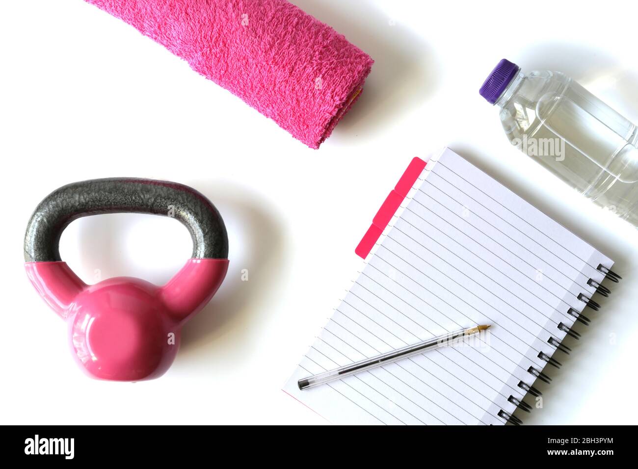 Accessori rosa stile di vita sano su sfondo bianco, vista dall'alto, disposizione piatta. Concetto di dieta e di idoneità, risultati di riecording contro gli obiettivi, obiettivo di regolazione Foto Stock