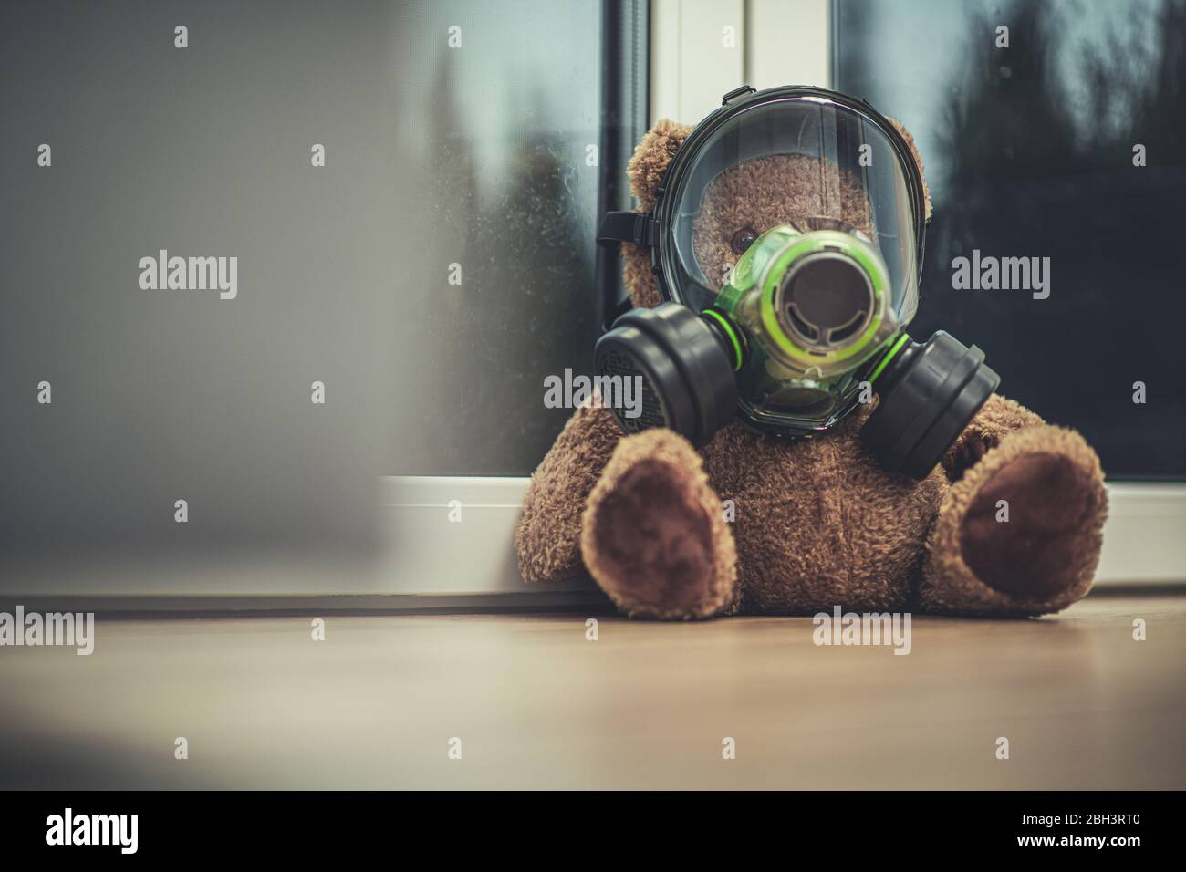 Primo piano dell'orso Teddy bambino che indossa la maschera respiratoria. Foto Stock