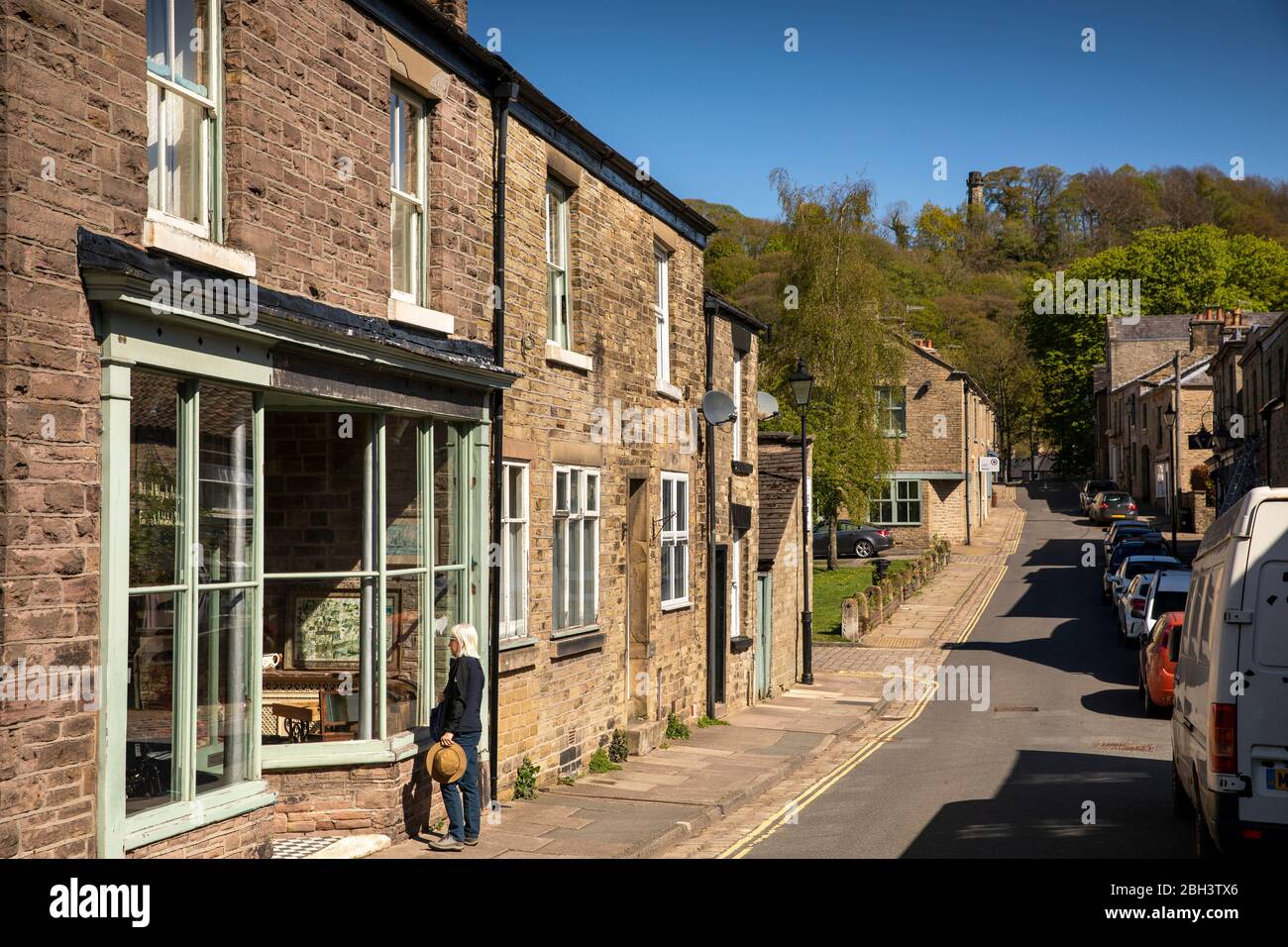 Regno Unito, Inghilterra, Cheshire, Bollington, High Street, clienti che cercano in vetrina Foto Stock