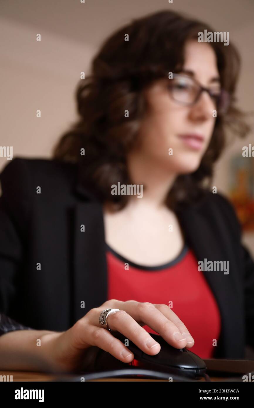 Moderna donna d'affari che lavora nel computer (PC) in ufficio con competenze di leadership Foto Stock