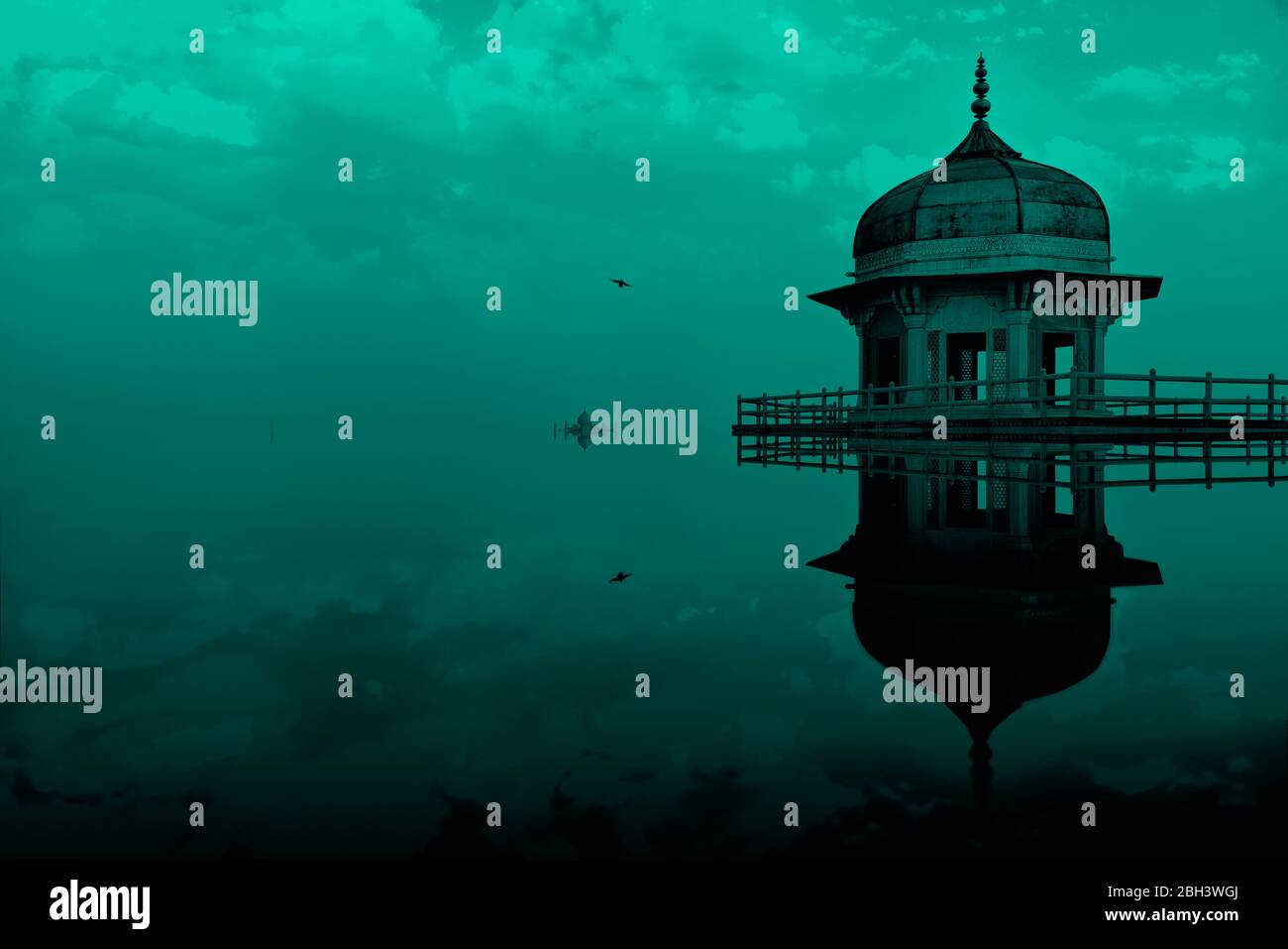 Manipolazione digitale immagine concettuale della torre Jasmine, nel forte di Agra, che appare parzialmente sommersa in acqua con un bel cielo di sera. Foto Stock
