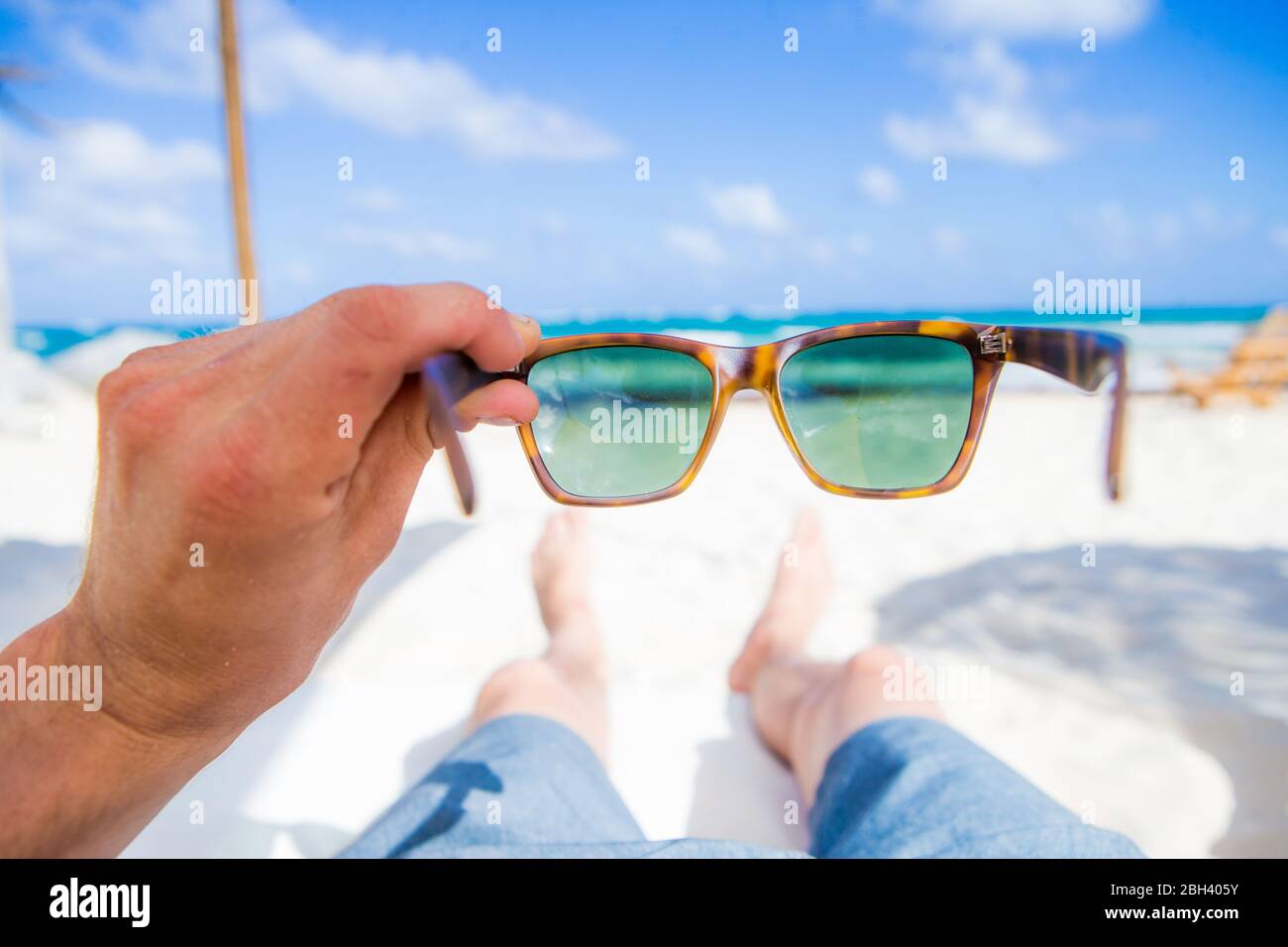 Mettere occhiali su a una spiaggia tropicale - punto di vista Foto stock -  Alamy