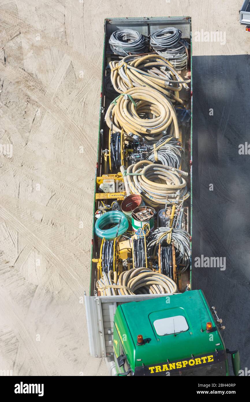 Vienna, Vienna: Camion in cantiere con materiale da costruzione, a Vienna, Austria Foto Stock