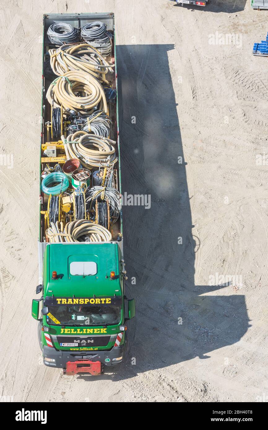 Vienna, Vienna: Camion in cantiere con materiale da costruzione, a Vienna, Austria Foto Stock