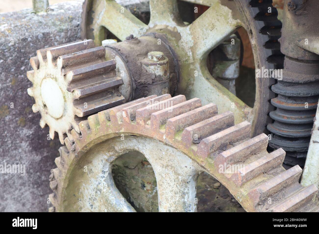 I denti di grandi ingranaggi in metallo vecchi e mobili si adattano insieme in questo macchinario Foto Stock