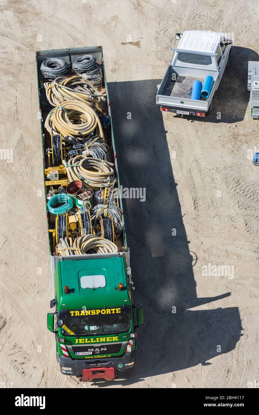 Vienna, Vienna: Camion in cantiere con materiale da costruzione, a Vienna, Austria Foto Stock