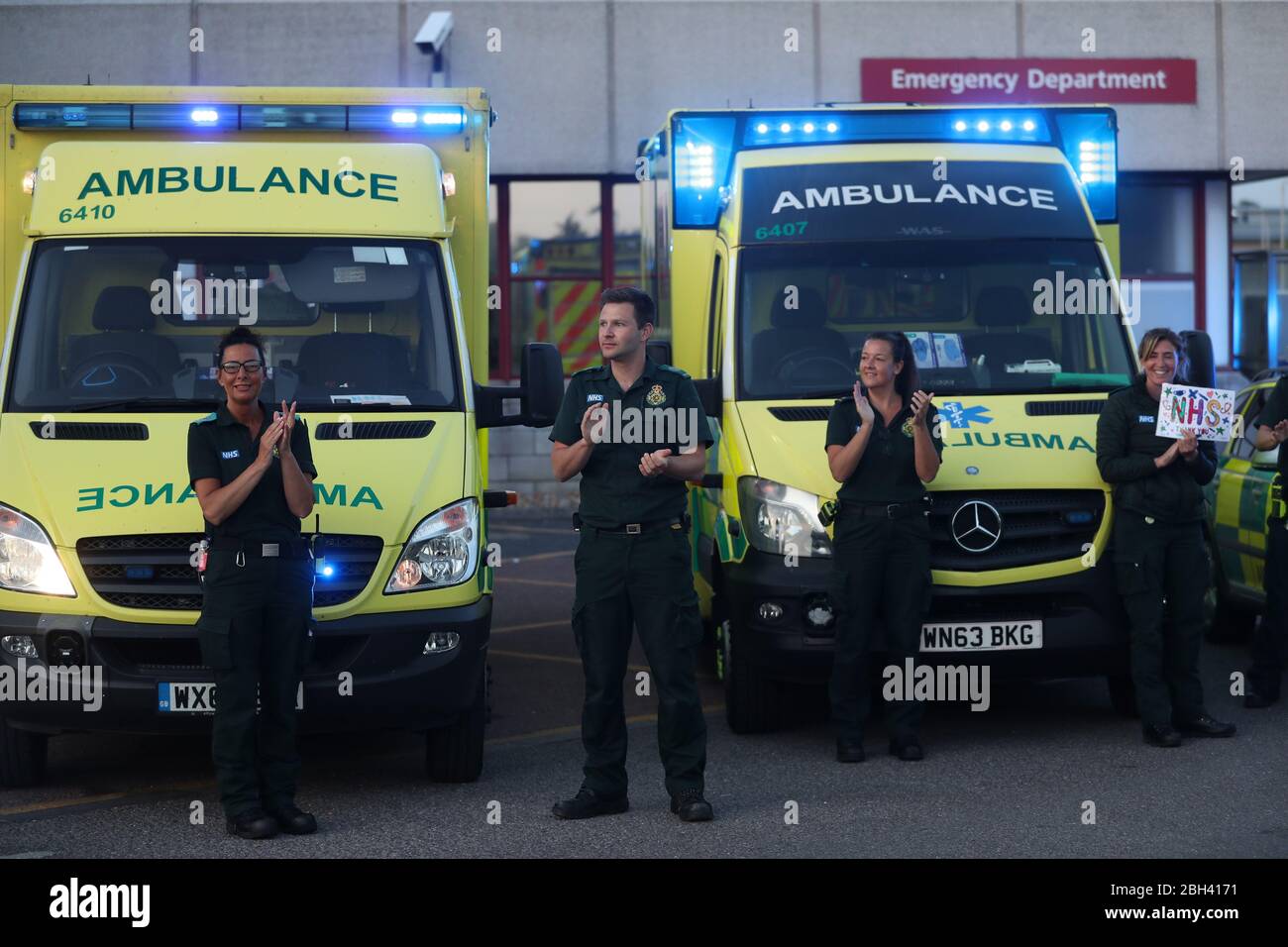 I lavoratori delle ambulanze al di fuori del Royal Bournemouth Hospital per salutare gli eroi locali durante l'iniziativa Clap for Carers di giovedì per riconoscere e sostenere i lavoratori e gli operatori del NHS che combattono la pandemia del coronavirus. Foto Stock