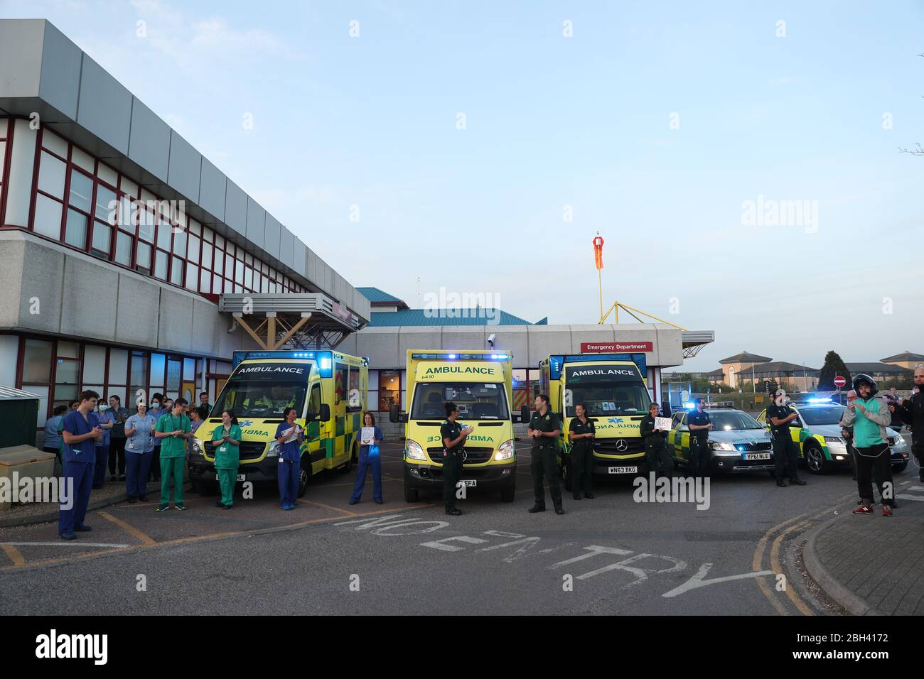 Il personale ospedaliero al di fuori del Royal Bournemouth Hospital per salutare gli eroi locali durante l'iniziativa Clap for Carers di giovedì per riconoscere e sostenere i lavoratori e gli operatori del NHS che combattono la pandemia del coronavirus. Foto Stock