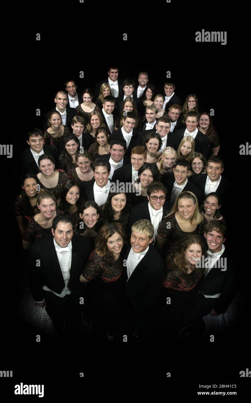 Immagine di alto coro collegiale in abbigliamento formale: tuxedos e abiti  formali Foto stock - Alamy