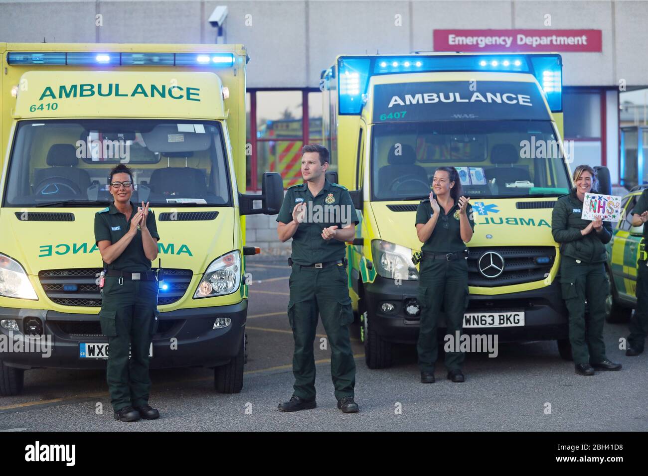 I paramedici al di fuori del Royal Bournemouth Hospital si uniscono agli applausi per salutare gli eroi locali durante l'iniziativa Clap for Carers di giovedì per riconoscere e sostenere i lavoratori e gli operatori del NHS che combattono la pandemia del coronavirus. Foto Stock