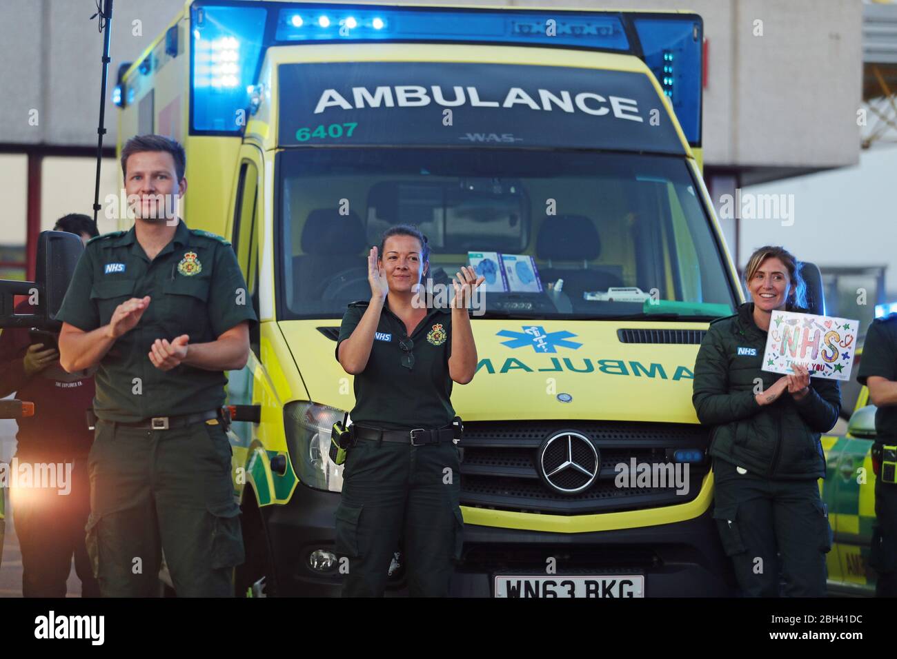 I paramedici al di fuori del Royal Bournemouth Hospital si uniscono agli applausi per salutare gli eroi locali durante l'iniziativa Clap for Carers di giovedì per riconoscere e sostenere i lavoratori e gli operatori del NHS che combattono la pandemia del coronavirus. Foto Stock