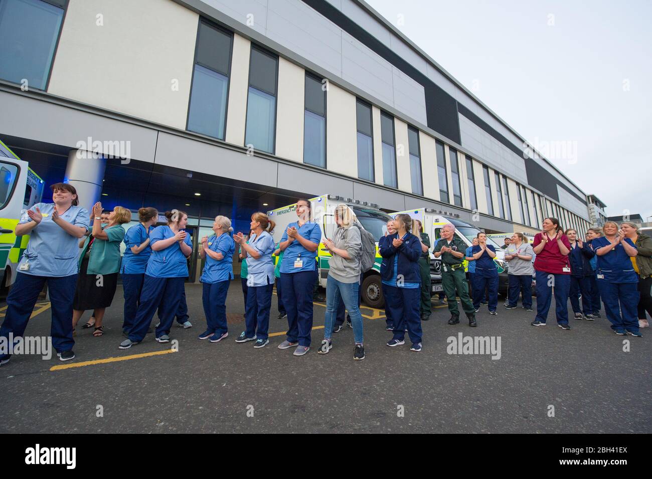 Glasgow, Regno Unito. 23 aprile 2020. Nella foto: Il personale dell'NHS e gli addetti alle emergenze mostrano il loro apprezzamento durante la campagna "Clap for our Carers" - un omaggio settimanale per ringraziare l'NHS e i principali lavoratori durante l'epidemia di coronavirus (COVID-19). Il pubblico viene incoraggiato ad applaudire il personale NHS e altri lavoratori chiave dalle loro case ogni giovedì alle 20:00. Ad oggi la pandemia di Coronavirus (COVID-19) ha infettato oltre 2.6 milioni di persone a livello globale, e nel Regno Unito ha infettato 138,078 persone e ucciso 18,738 persone. Credit: Colin Fisher/Alamy Live News Foto Stock