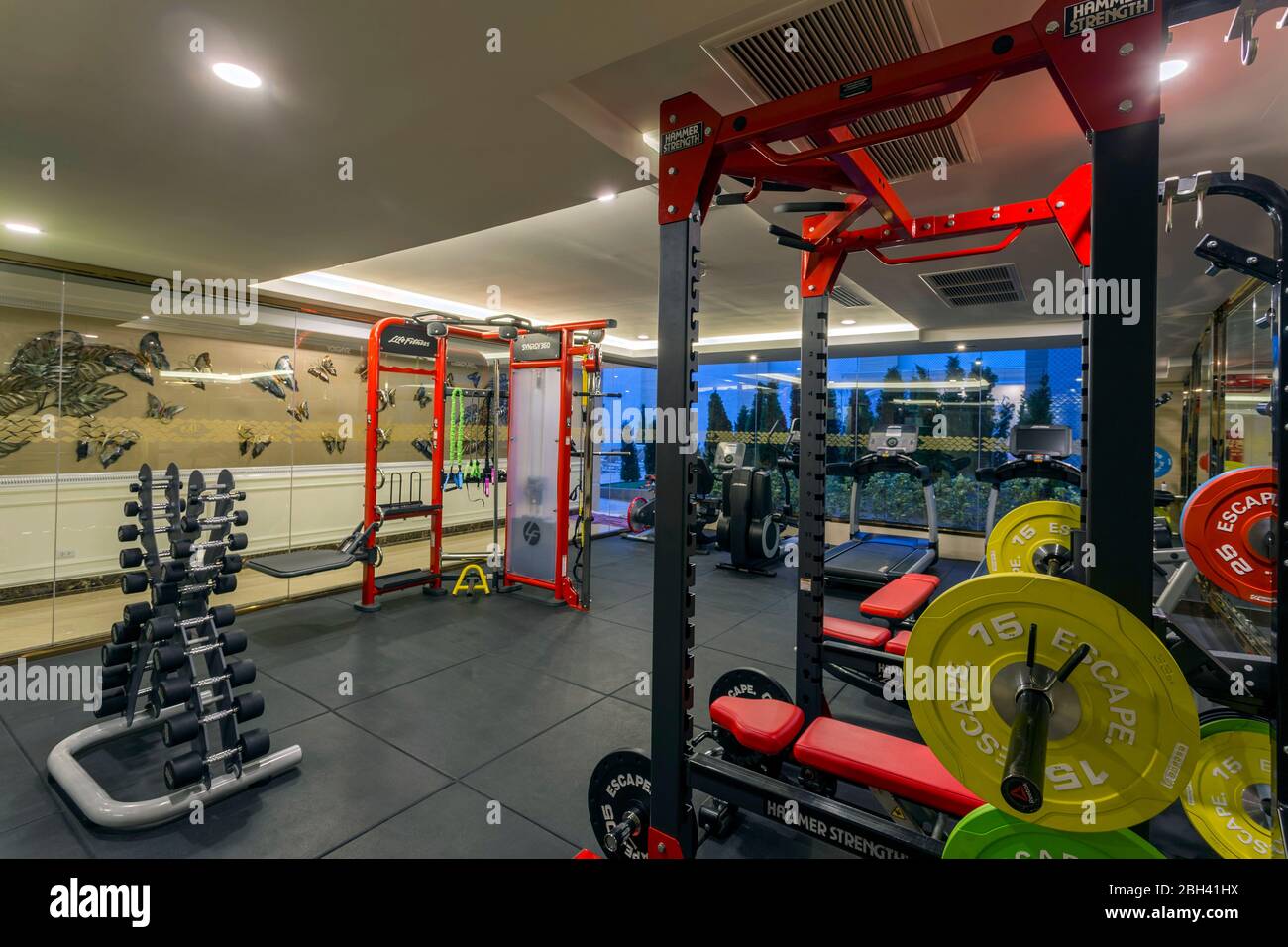 Centro fitness club benessere con attrezzature in un hotel di lusso Foto Stock