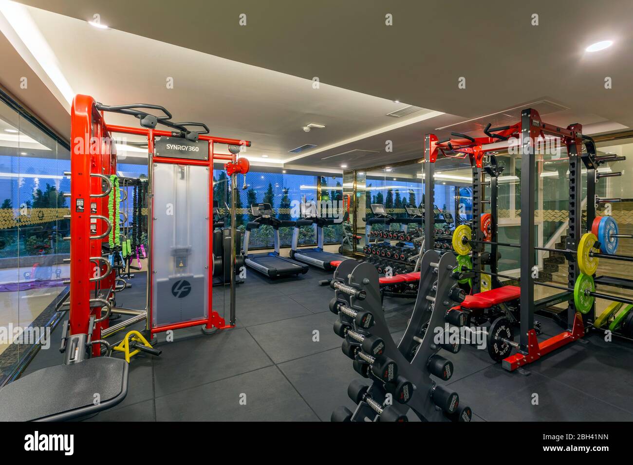 Centro fitness club benessere con attrezzature in un hotel di lusso Foto Stock