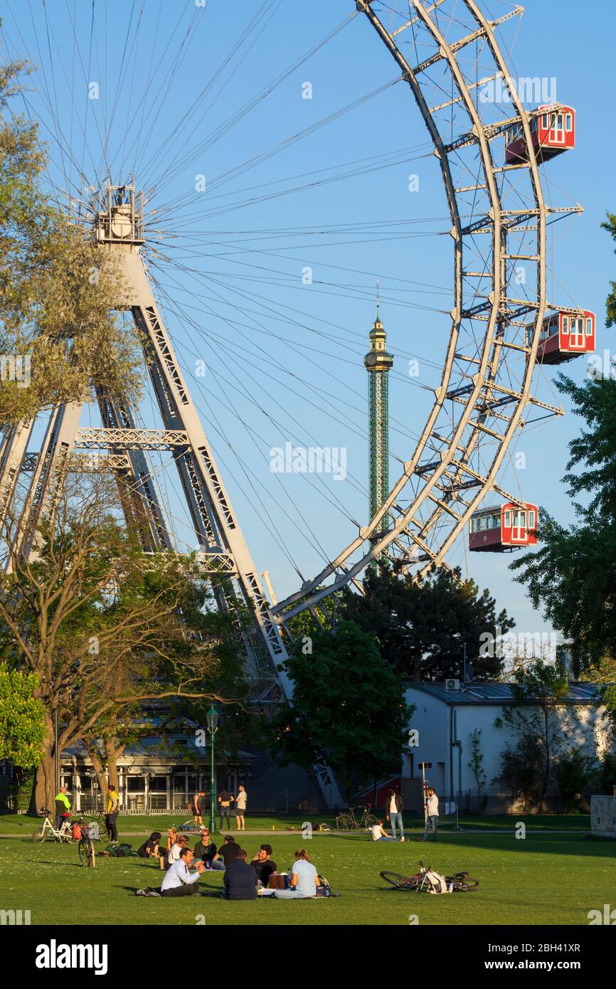 Vienna: Ruota del traghetto a Prater, persone al prato, nel 02. Leopoldstadt, Vienna, Austria Foto Stock