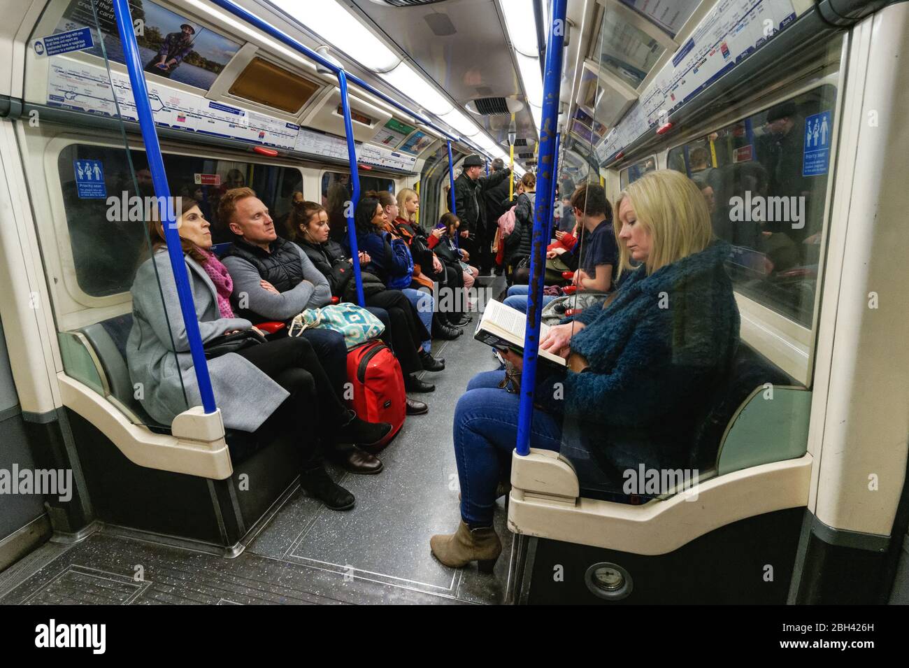 Passeggeri all'interno della metropolitana Piccadilly line, Londra Inghilterra Regno Unito Foto Stock