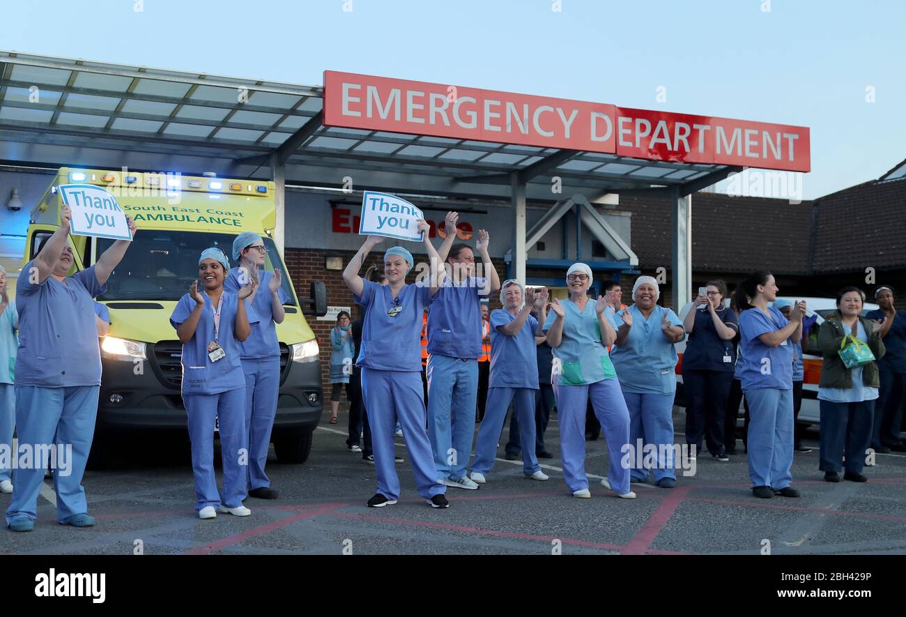 Medici, infermieri e personale NHS al di fuori del William Harvey Hospital, ad Ashford, Kent, per salutare gli eroi locali durante l'iniziativa Clap for Carers di giovedì per riconoscere e sostenere i lavoratori e gli operatori NHS che combattono la pandemia di coronavirus. Foto Stock