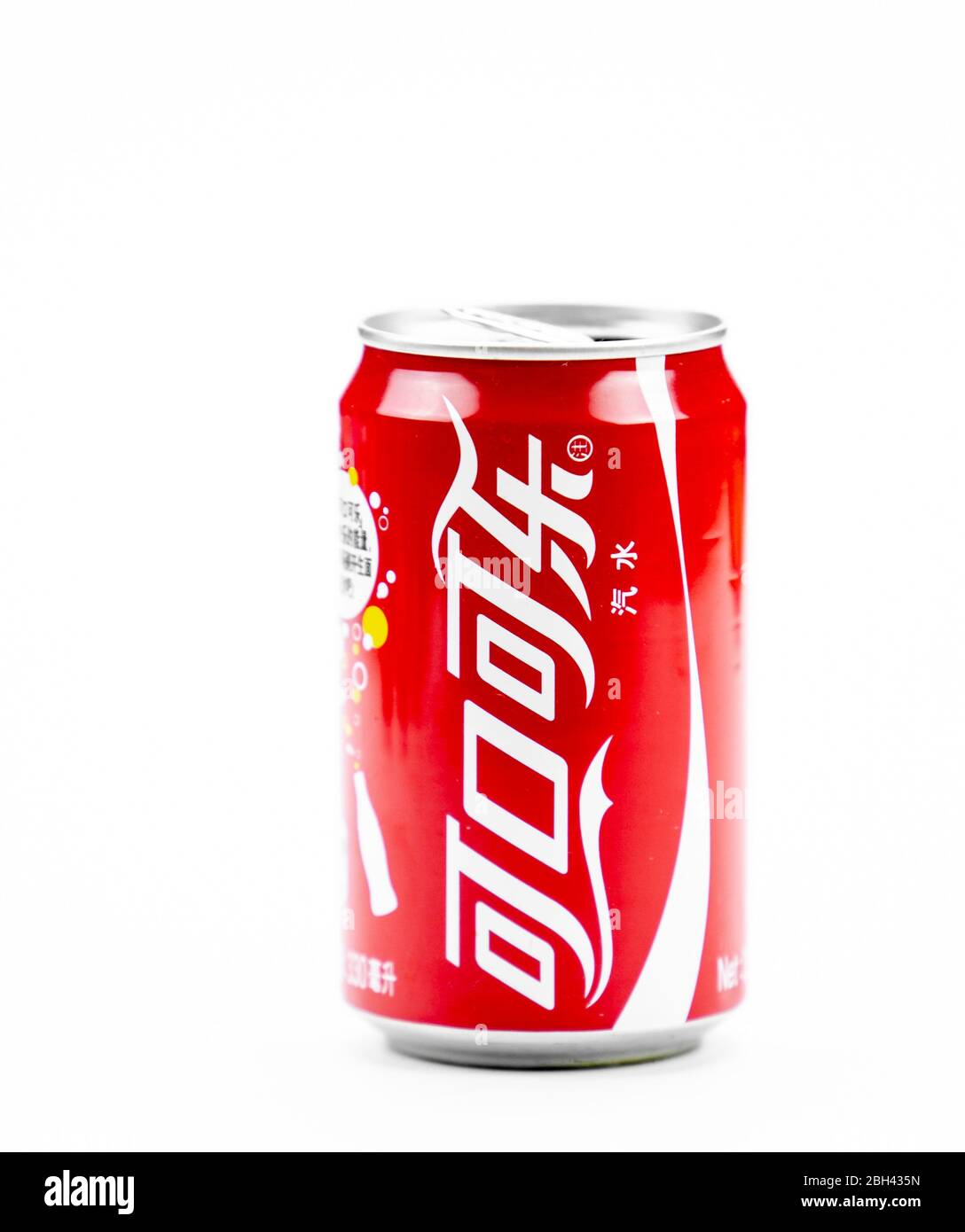 Atlanta, Georgia, USA 4 aprile 2020: Alluminio Coca-Cola può coreano isolato su sfondo bianco Foto Stock