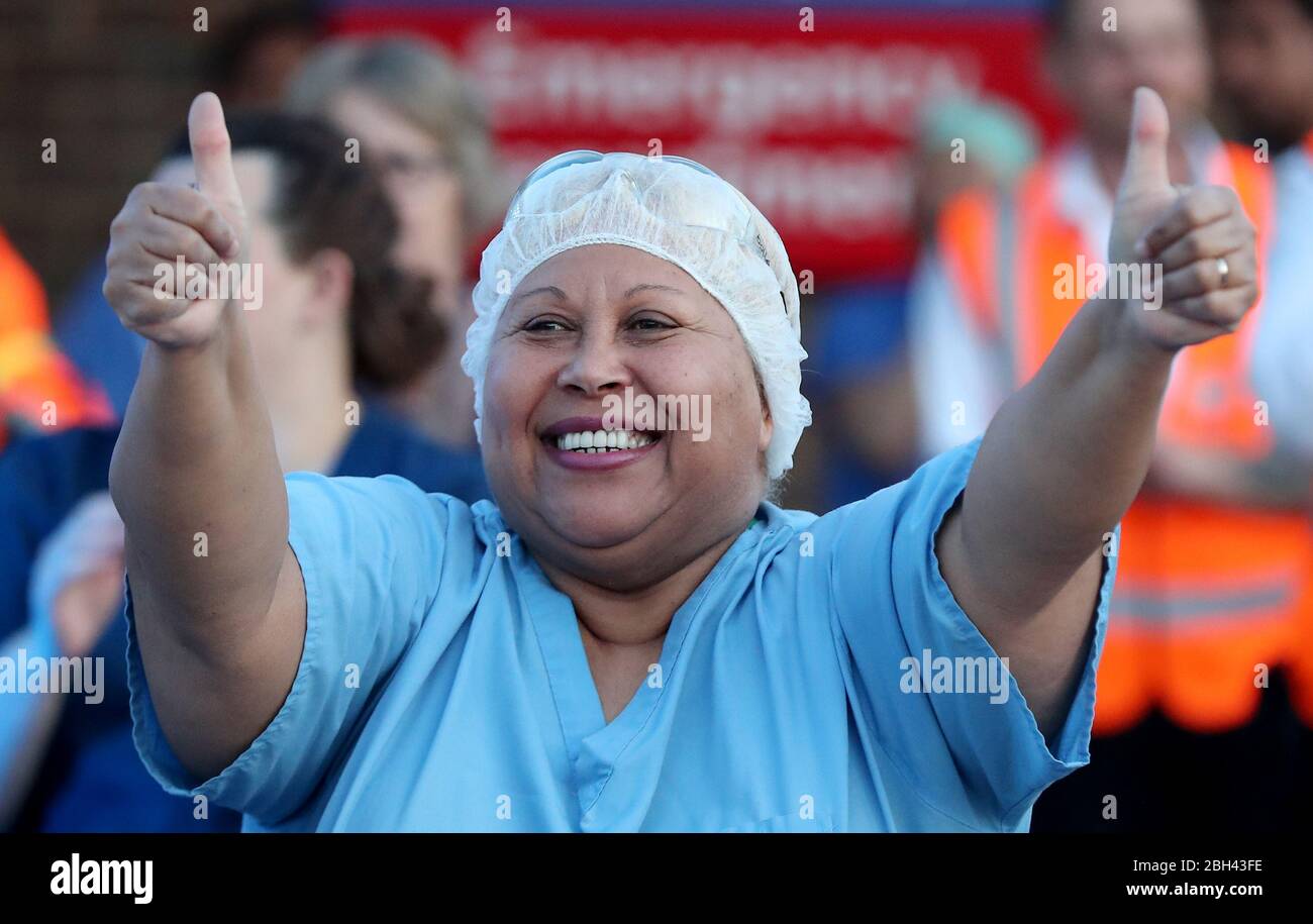 Medici, infermieri e personale NHS al di fuori del William Harvey Hospital, ad Ashford, Kent, per salutare gli eroi locali durante l'iniziativa Clap for Carers di giovedì per riconoscere e sostenere i lavoratori e gli operatori NHS che combattono la pandemia di coronavirus. Foto Stock