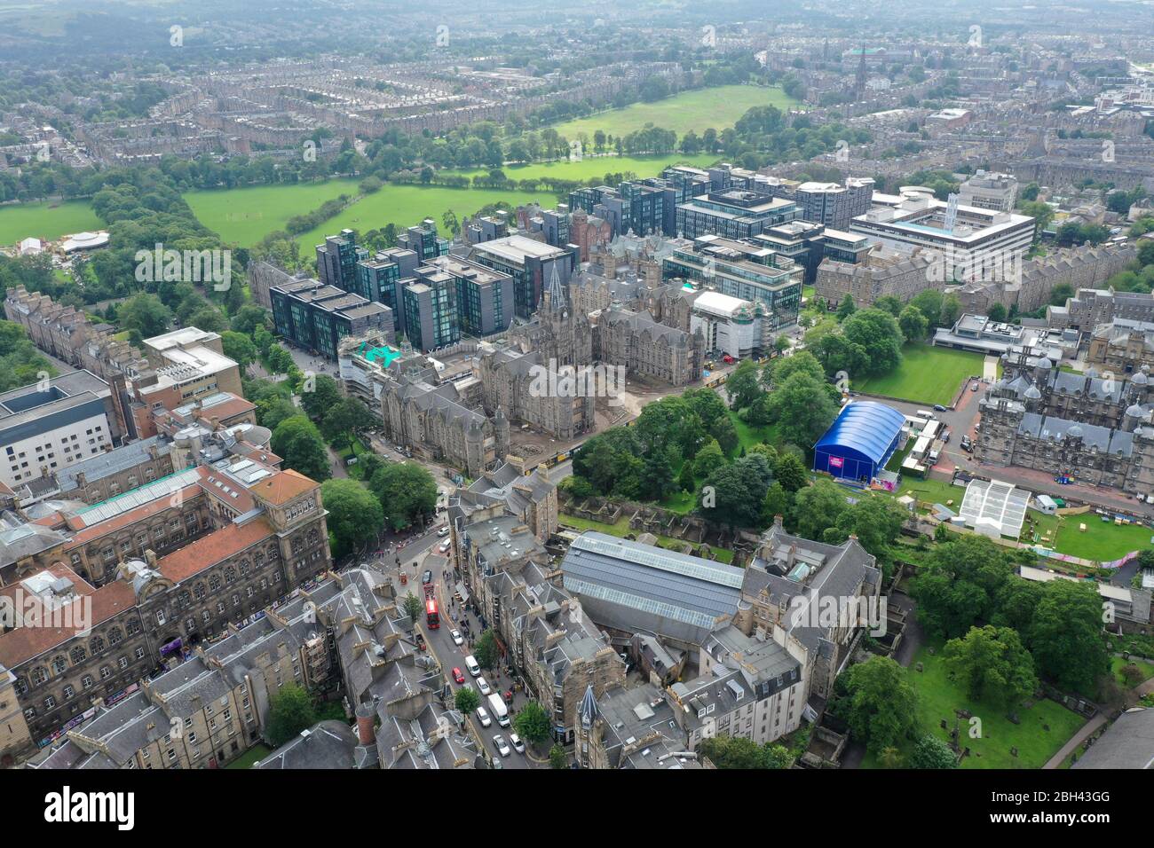 Vista aerea del drone del centro storico di Edimburgo Foto Stock