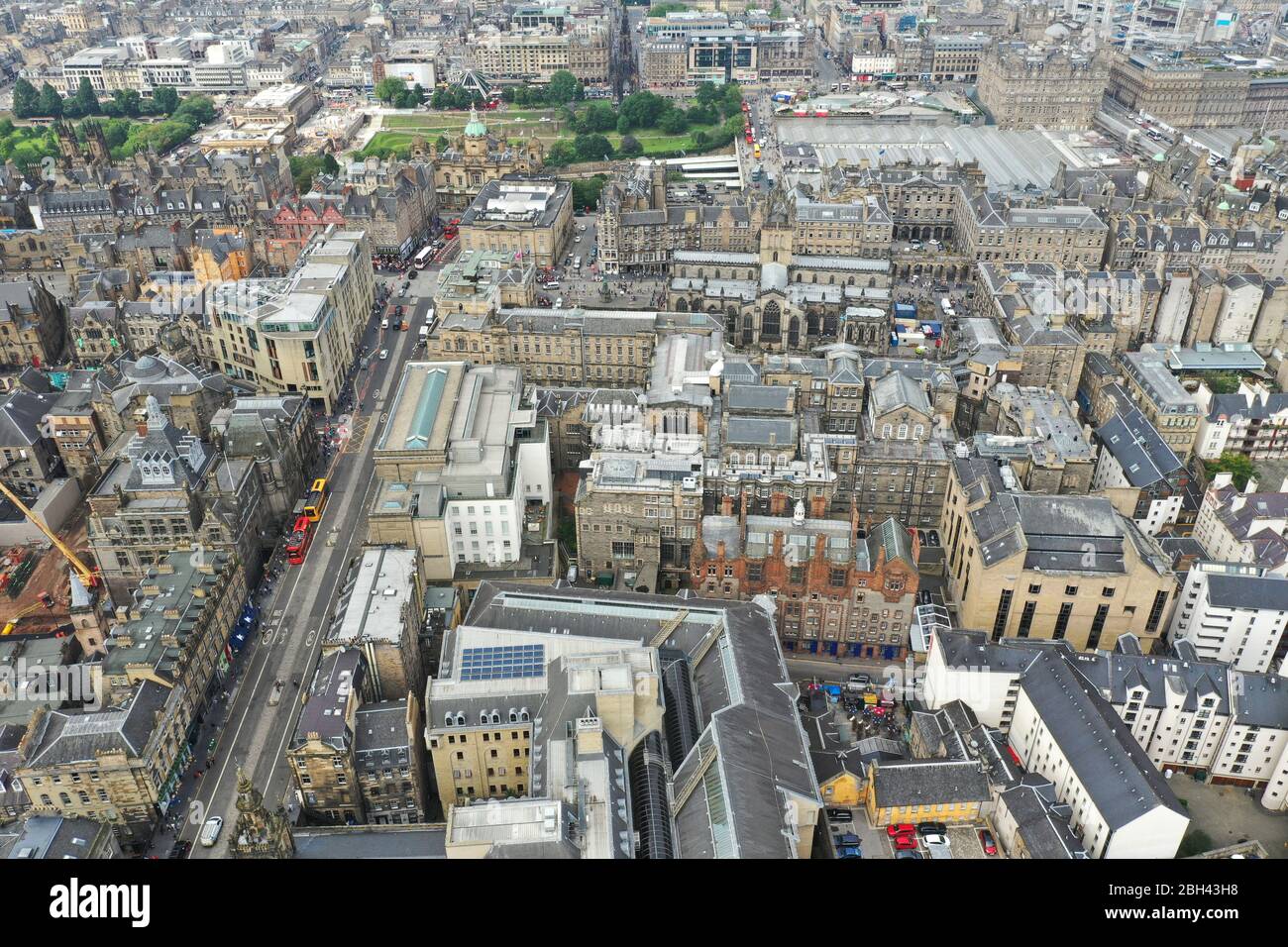 Vista aerea del drone del centro storico di Edimburgo Foto Stock