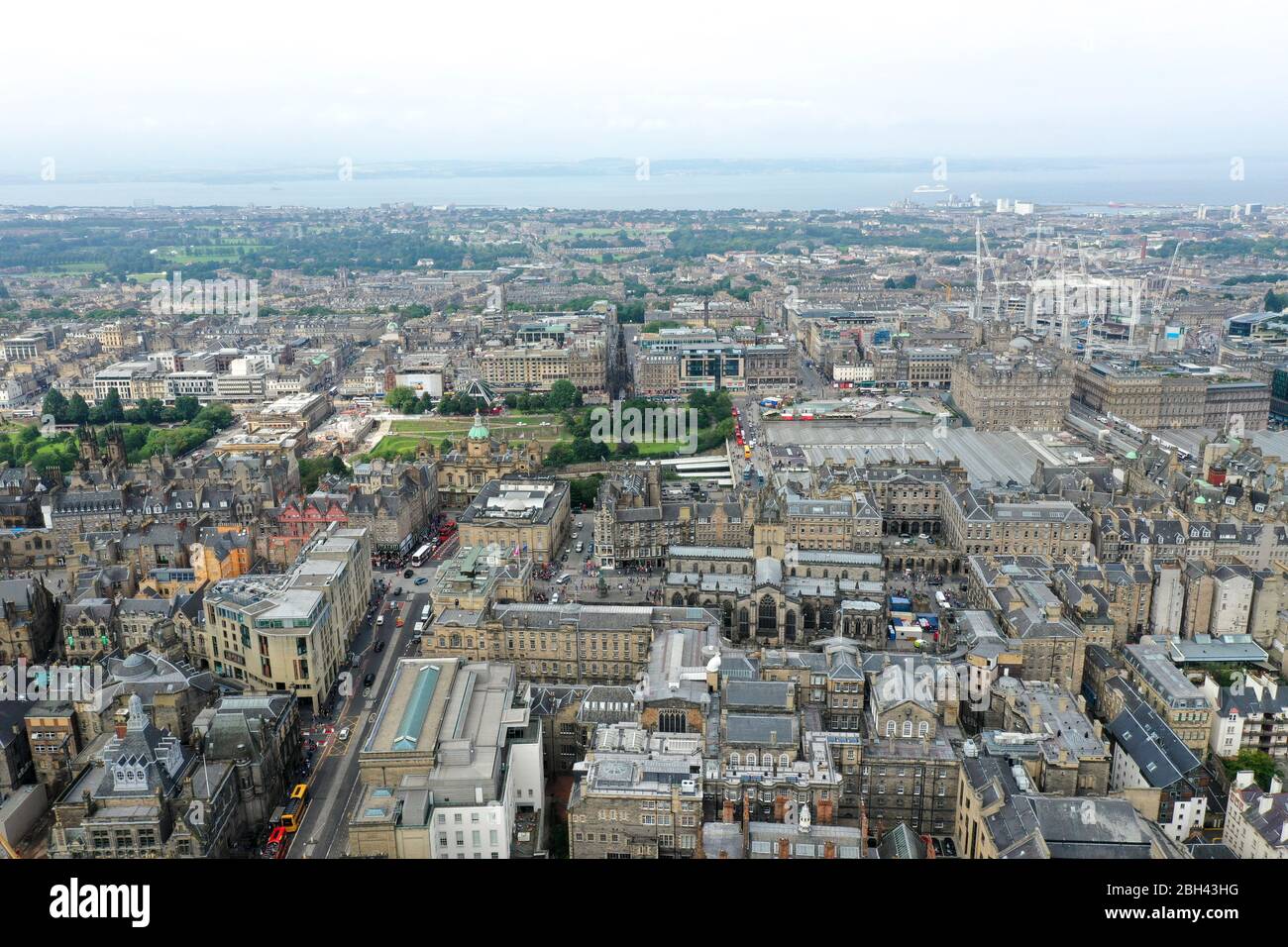 Vista aerea del drone del centro storico di Edimburgo Foto Stock